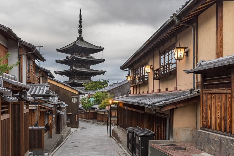 Yasaka-dori, early morning with street lanterns and the Tower of Yasaka (Hokan-ji Temple), 388 Yasaka Kamimachi, Higashiyama-ku, Kyoto, Japan. Important cultural heritage of Kyoto,